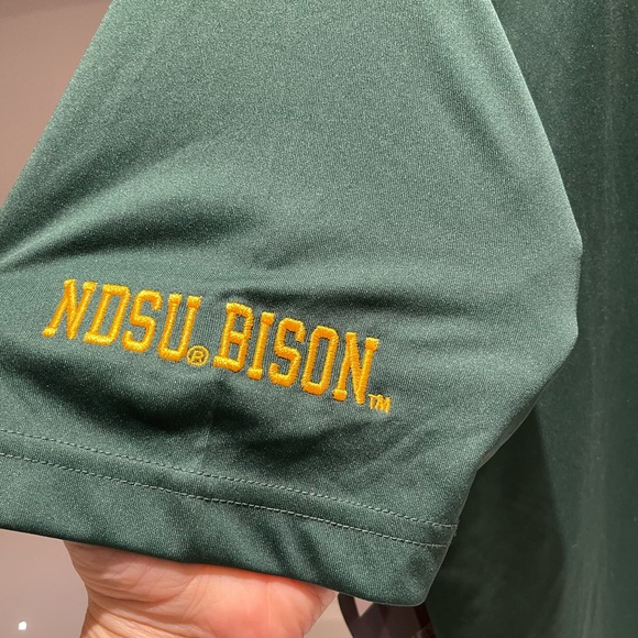 $60 NWT NDSU embroidered Bison Men's Polo Shirt sz M with tags.  Green gold new! - Picture 3 of 7